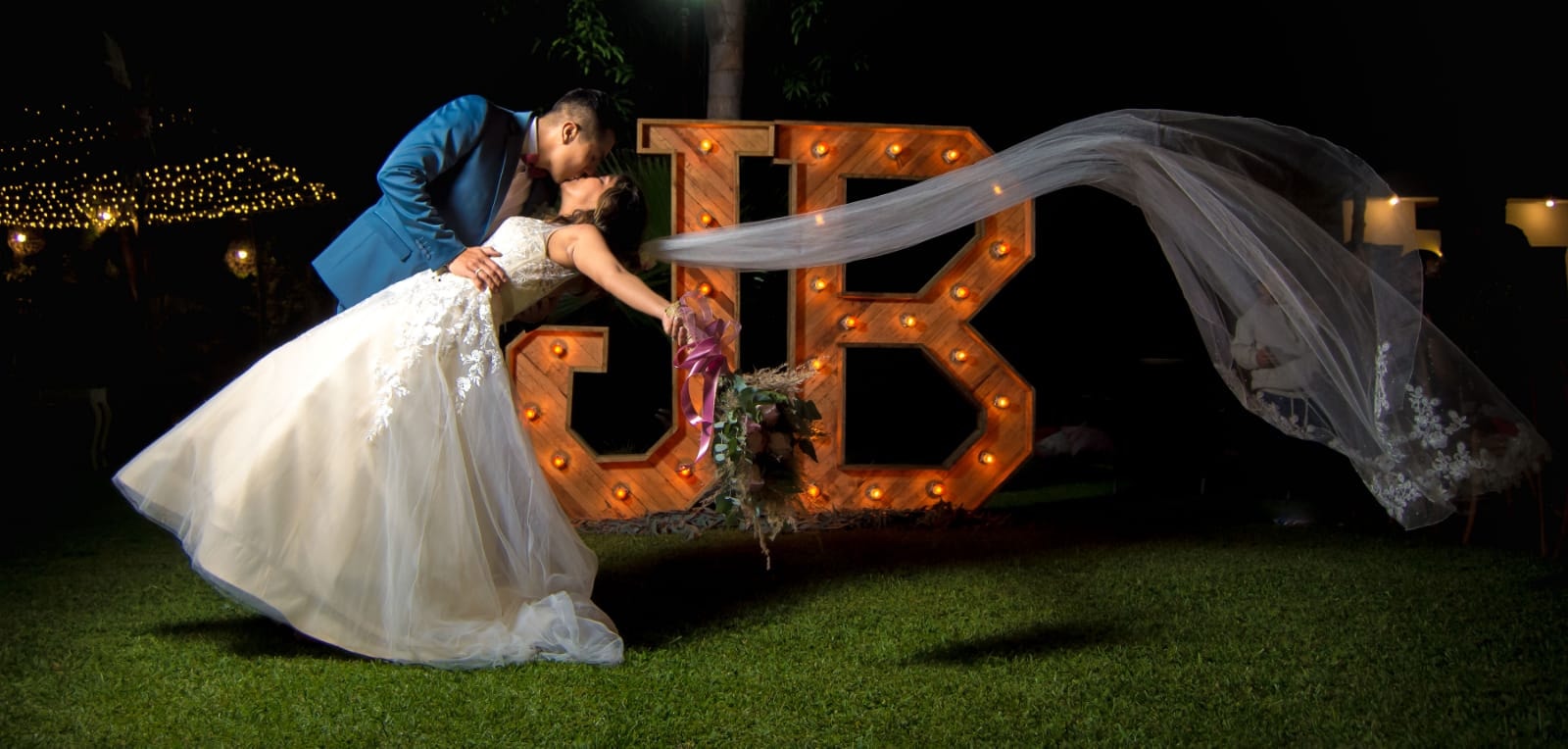 Lin Avila Wedding Planner con pareja de novios